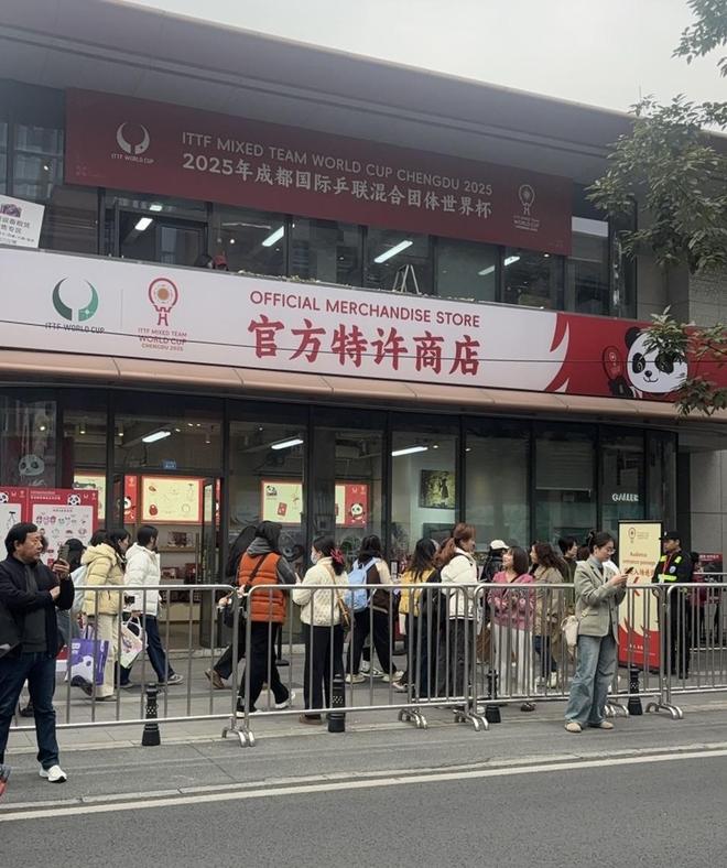 秒空”火锅店客流翻倍城市消费热力值拉满了瓦力棋牌游戏成都混团世界杯 特许商品“(图3) 秒空”火锅店客流翻倍城市消费热力值拉满了瓦力棋牌游戏成都混团世界杯 特许商品“(图3)