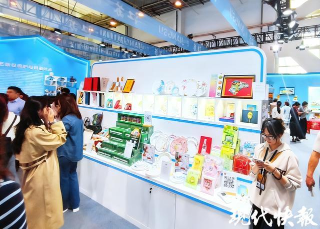 ！淮安好物凭“版权”闯世界瓦力棋牌游戏冰箱贴亮晶瓷