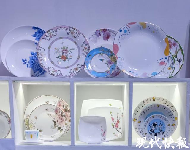 ！淮安好物凭“版权”闯世界瓦力棋牌游戏冰箱贴亮晶瓷(图3)